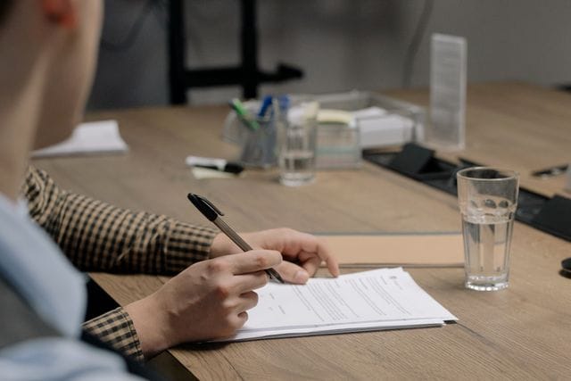 Kancelaria GRP | Restrukturyzacja firmy, a odprawa - kiedy przysługuje pracownikowi?